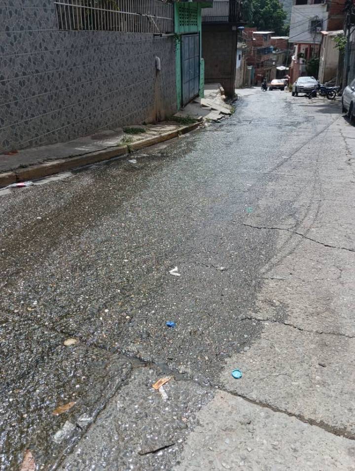 Bote de aguas provoca accidentes en Vista al Mar