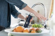 Tu botella de agua puede ser un cultivo de materias fecales: esta es la manera correcta de limpiarla