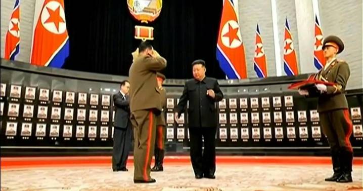 Kim Jong-un celebra una ceremonia para condecorar a los soldados enviados a Ucrania por su «heroísmo»