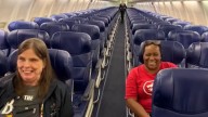 Una aerolínea olvida a dos mujeres ciegas en tierra y fleta un avión solo para ellas
