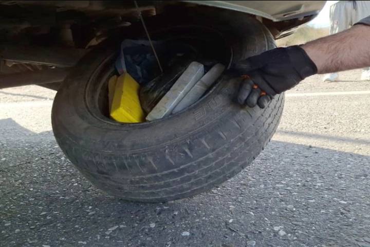Llevaban una rueda de auxilio rellena con paquetes y 91 cápsulas de cocaína