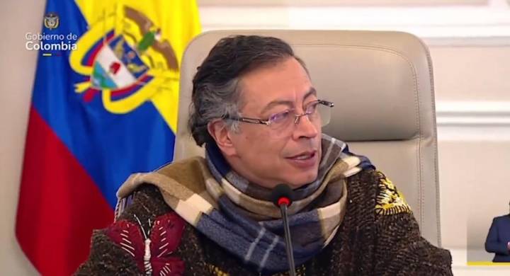 Gustavo Petro responde fuerte a periodista por su ruana ¿Se le fue la mano al mandatario?
