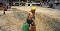 Familias en Gaza beben agua contaminada mientras la crisis humanitaria se agrava