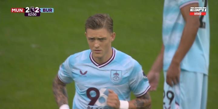 Comentarista de ESPN le cambió la nacionalidad a Oliver Sonne en su debut de Premier League ante Manchester United: lo llamó francés