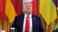 Lisonjas, dádivas, ideas simples y sumisión: el método para llegar a Trump