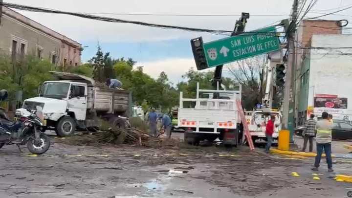 Tormenta en Aguascalientes Arrastra a Comerciantes de Tianguis; Bomberos Brinda Apoyo