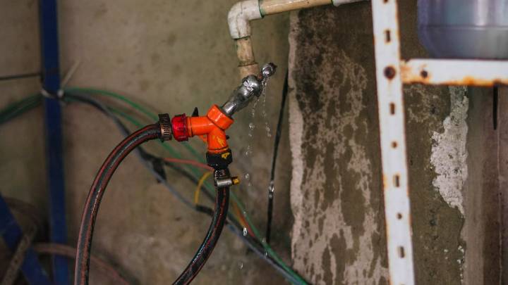 Emcali detectó conexiones ilegales de agua en un centro comercial del sur de Cali; así fue el operativo