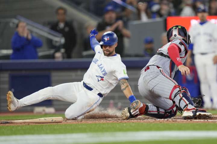Blue Jays bats beat up on struggling Twins