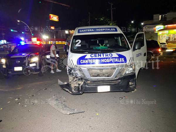 Combi impacta a una motocicleta en La Cantera