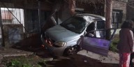 Una mujer manejaba a gran velocidad e incrustó su auto en una casa de Hurlingham: estaba alcoholizada