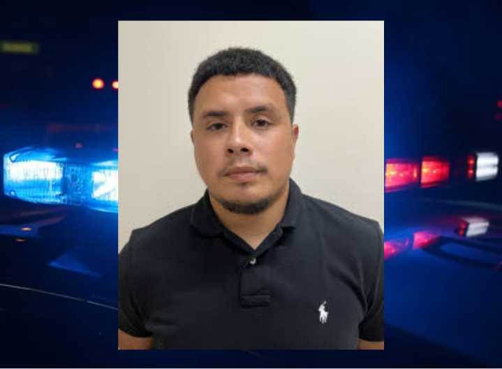 Arrestan a joven en Yadkinville por orden pendiente en su contra