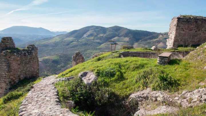 El espectacular castillo escondido en las alturas de Sevilla que fue morisco y hoy se sube hasta en vía ferrata