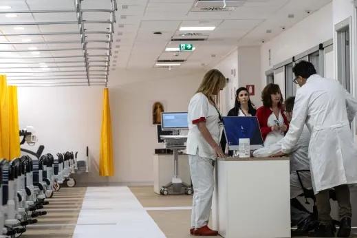 Un niño de un año y medio, muy grave tras caer de un coche en marcha en Italia después de que su hermano de tres años le soltase el cinturón y abriese la puerta