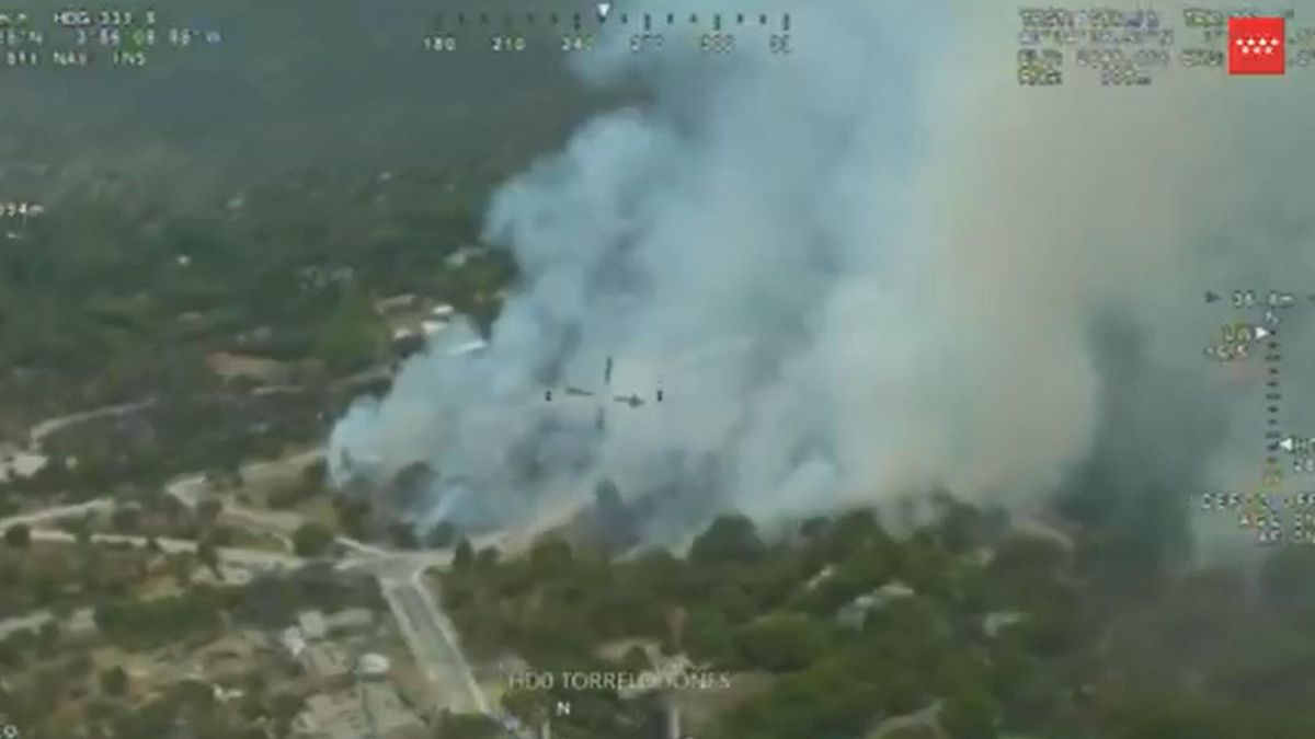 Un incendio de vegetación obliga a desalojar una urbanización en Torrelodones (Madrid)