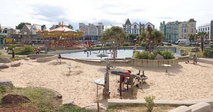 Once-bustling seaside resort in the South West now 'a ghost town' as locals left behind