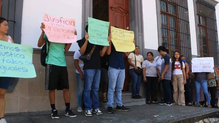Familiares de universitario detenido por presuntamente falsificar documentos de la FGE temen represalias