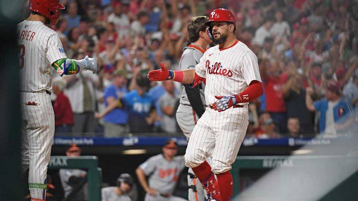 Phillies’ Kyle Schwarber clips Globe Life Field pole for HR 41