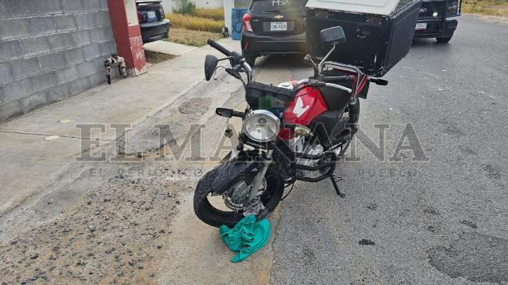 Fuerte accidente en la colonia Los Fresnos; motociclista termina hospitalizado