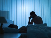 ¿Problemas para dormir? Tu insomnio podría estar relacionado con bacterias en el estómago, según un estudio