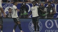 La polémica noche de Vinícius en Oviedo: suplente, bostezos en el banquillo, marca y hace gestos de "a Segunda" al Tartiere...