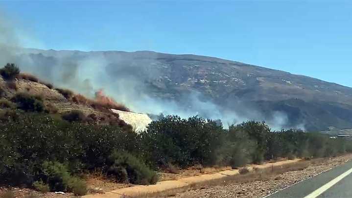 El incendio de un vehículo en Cozvíjar se extiende al arcén de la autovía