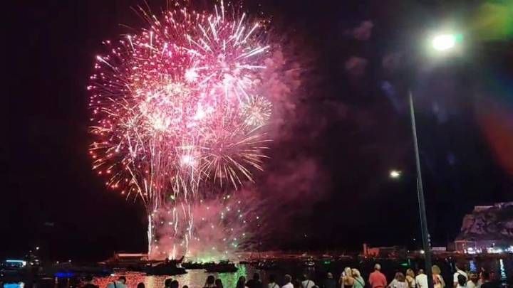 Las playas de Águilas se llenan de color con el espectáculo pirotécnico