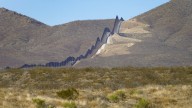El muro entre Estados Unidos y México será pintado de negro para evitar que los migrantes lo escalen