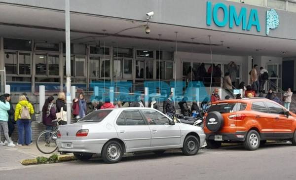 Prestadores de IOMA denuncian falta de pago y mala atención: largas filas en 46, 12 y 13