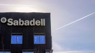 Los accionistas del Sabadell aprueban la venta de la filial británica TSB al Santander para defenderse de la OPA del BBVA