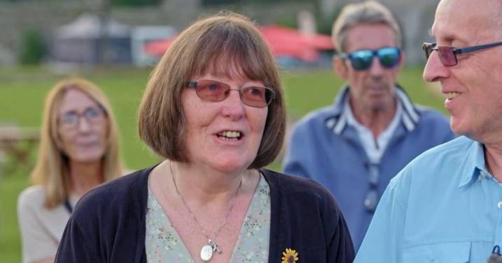 Antiques Roadshow expert left stunned over 'show first' as family item valued at £300k