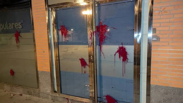 Ataque vandálico contra la sede del PP en Huesca: lanzan pollos muertos, huevos y pintura roja