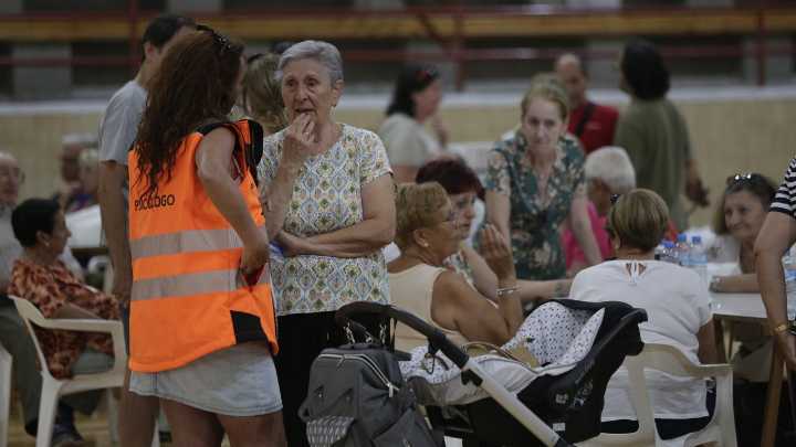 Vecinos de Castrocalbón y Esteban de Nogales (León) se niegan a abandonar su pueblo pese a la cercanía de las llamas