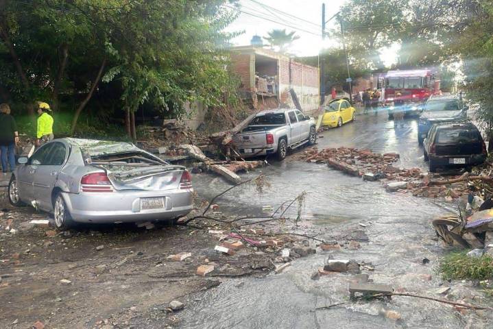 Provoca lluvia torrencial inundaciones, daños materiales y caos vial en Saltillo (Videos)