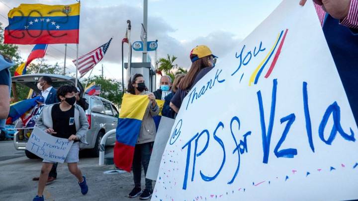 Juez federal pone en pausa decisión sobre el TPS que ampara a cientos de miles de venezolanos en Estados Unidos
