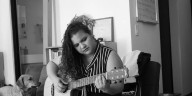 Olguita Acuña, la cantautora nicaragüense que utiliza la música para denunciar al régimen de Ortega desde el exilio