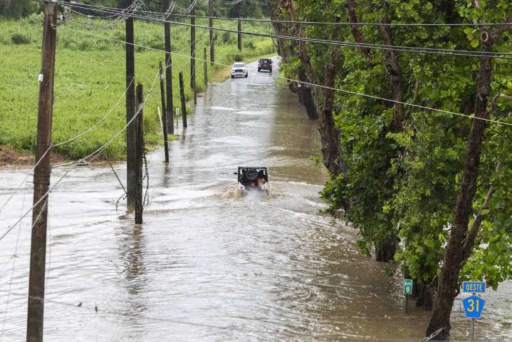 Huracán Erin se debilita a categoría 3, pero crece en tamaño y mantiene alerta en el Caribe