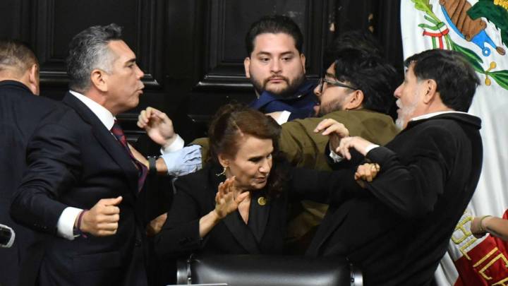 Bochornosa sesión en el Senado de México: terminaron a las piñas