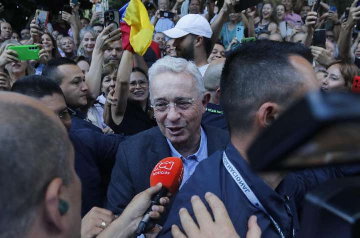 Expresidente Uribe hace mitin electoral en su primer acto público tras quedar en libertad