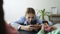 La nomofobia, el miedo irracional a estar sin móvil, puede repuntar entre los jóvenes en verano: "Son el grupo más vulnerable"
