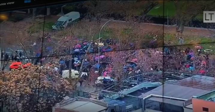 Hinchas de la U. de Chile se manifiestan en la embajada de Argentina tras graves incidentes en partido contra Independiente