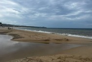Cierran playa El Médano por descarga de aguas negras tras lluvias de Juliette