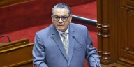 Premier descarta renuncia de Juan José Santiváñez pese a 12 investigaciones fiscales y acusación por presunta red criminal
