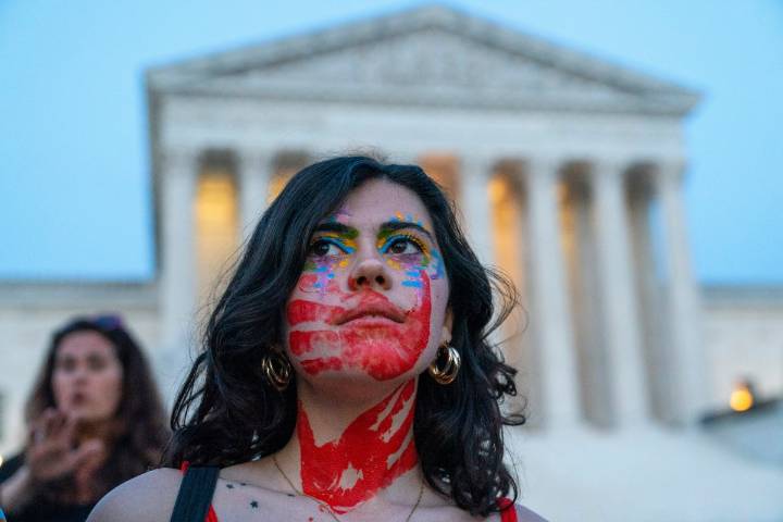Corte bloquea restricciones de la administración de Trump a la Ley de Violencia Contra las Mujeres