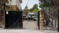 Los vecinos de Soto de Viñuelas vuelven a casa tras una noche de angustia por el fuego en Tres Cantos: "Veíamos las llamas de frente"