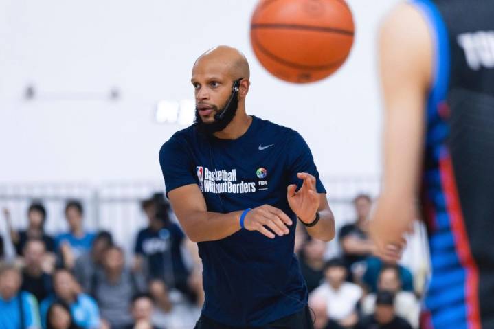 Warriors’ Khalid Robinson coaches Basketball Without Borders