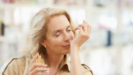 Cuáles son las mejores fragancias para mujeres mayores de 60, según expertos
