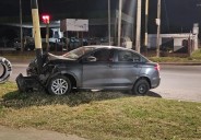 En un auto robado, huyeron a toda velocidad de un control y chocaron contra un semáforo: hay tres detenidos