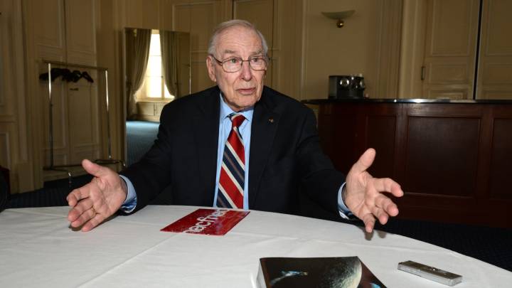 Apollo 13 moon mission leader James Lovell dies at 97