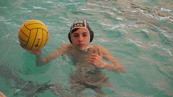 Empezó a jugar al waterpolo en el club Sparta hace un año y medio y fue convocado a la preselección nacional