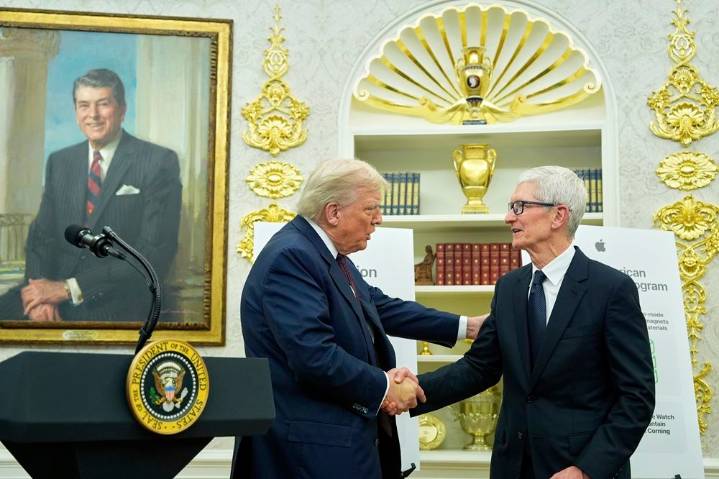Trump says Apple investing another $100 billion in U.S. manufacturing